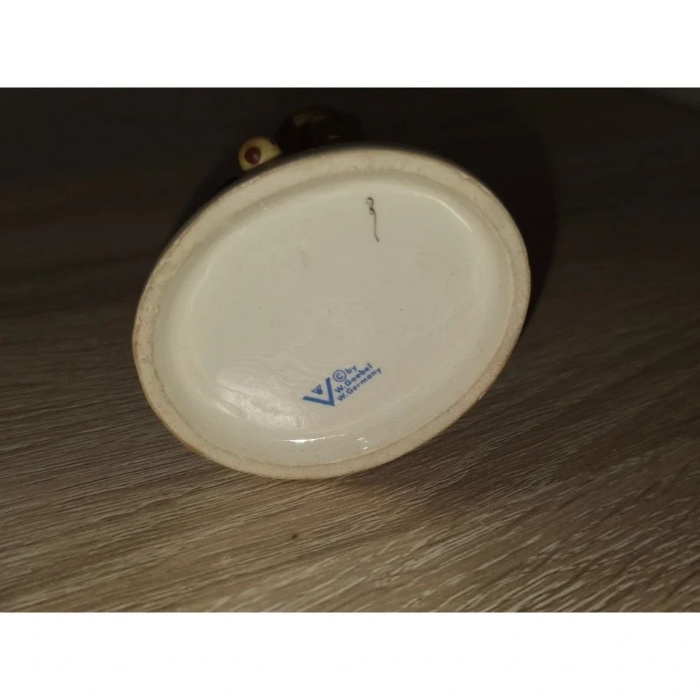 Goebel Hummel Feeding‎ Time Figurine 199/0 TMK-3 Stylized Bee West Germany
